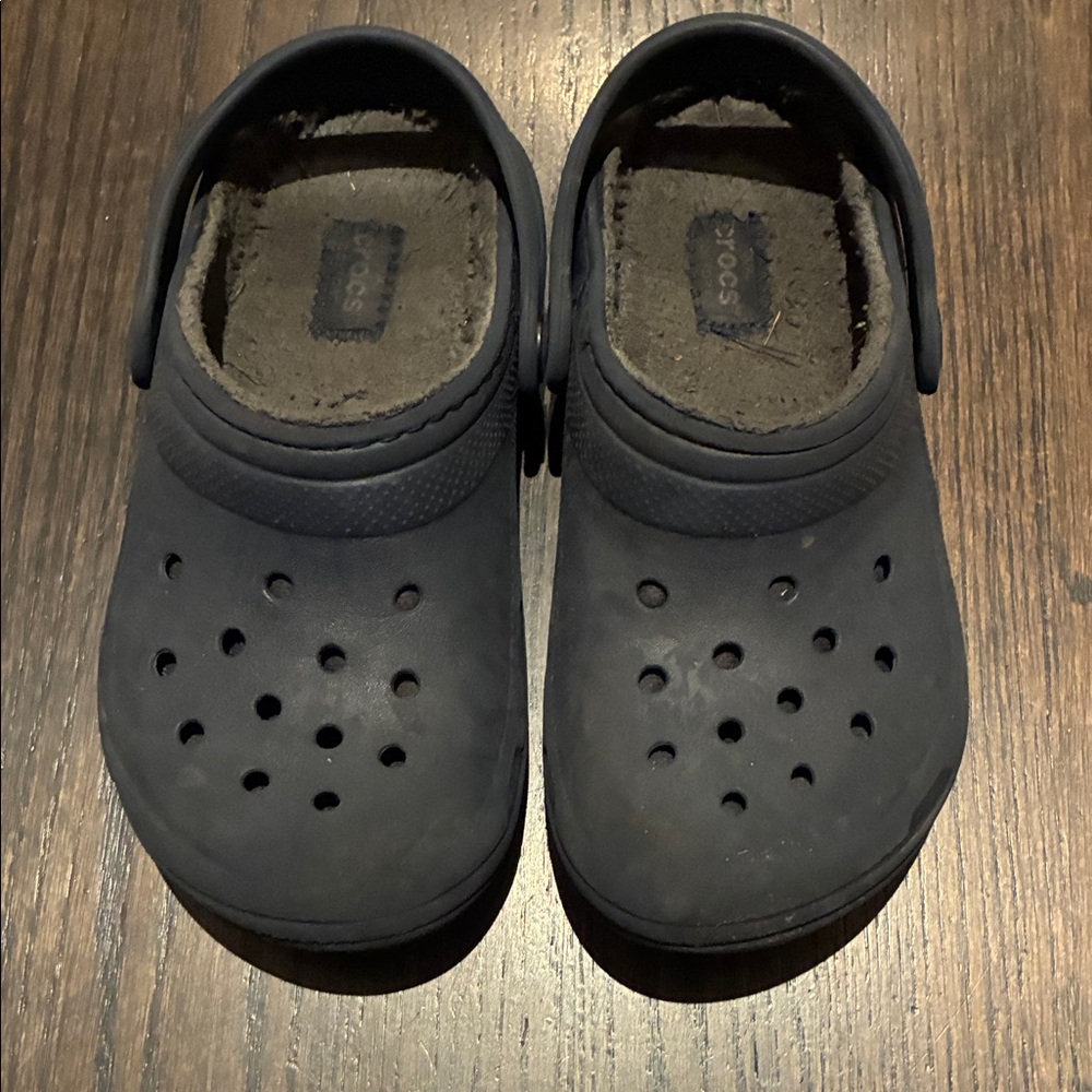 Kids Navy Lined Crocs J2